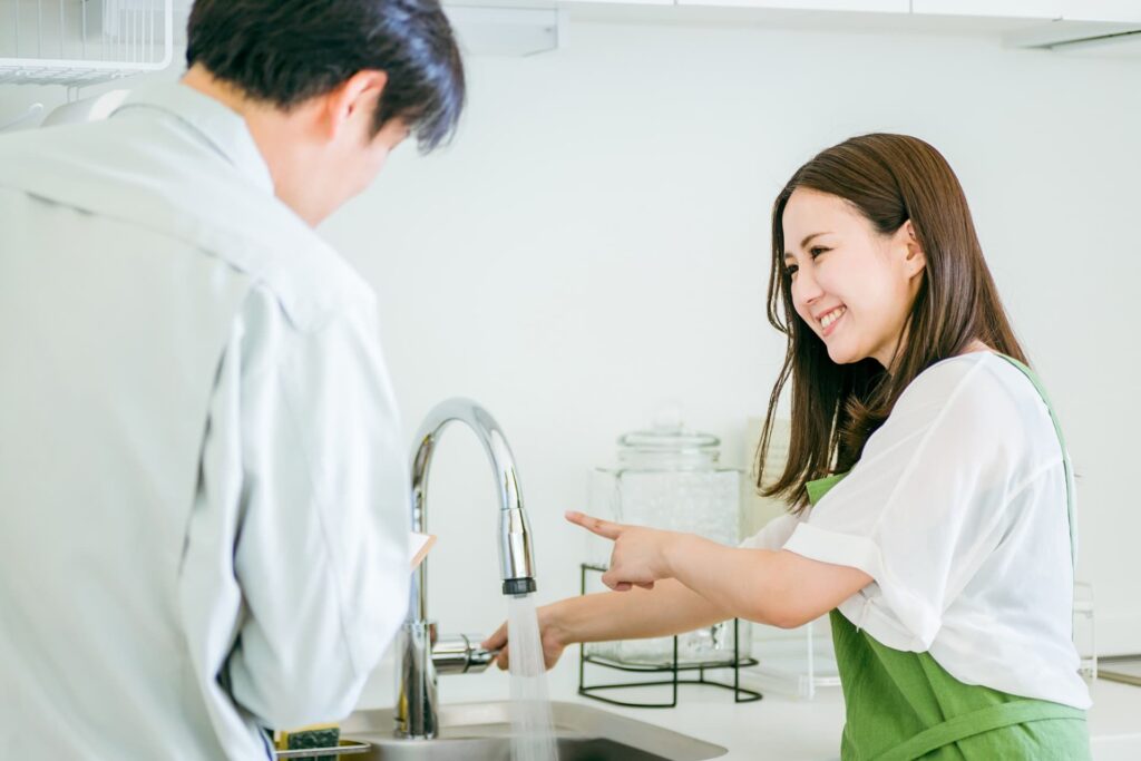 水を出す女性